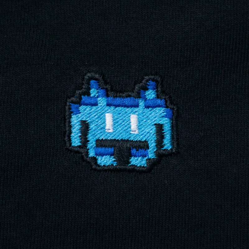 Pixel Alien Blau – Bestickter Bio Hoodie // No. 022