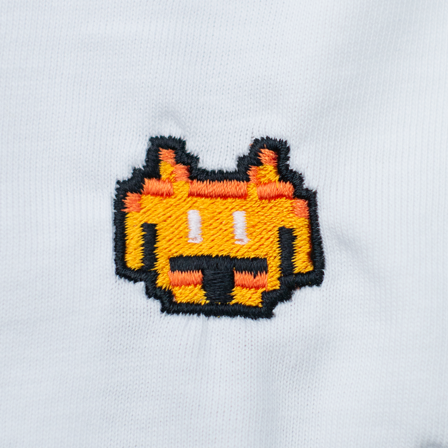 Pixel Alien Orange – Besticktes Bio T-Shirt — Zweites Produktbild