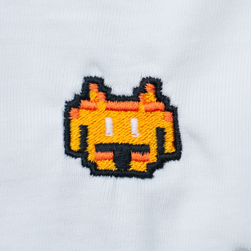 Pixel Alien Orange – Besticktes Bio T-Shirt // No. 022