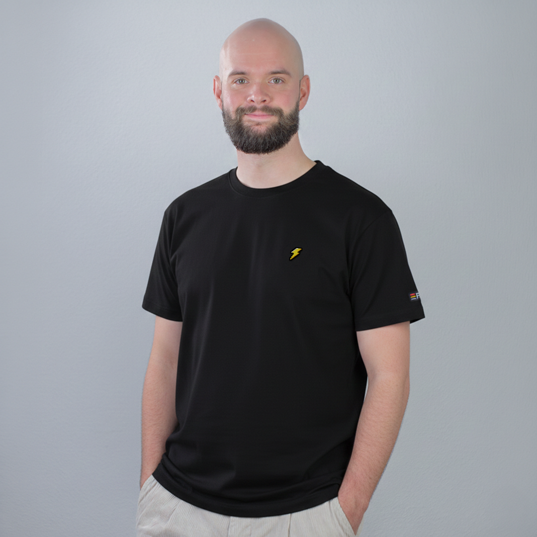 Pixel Blitz – Embroidered Organic T-Shirt Black // No. 014 