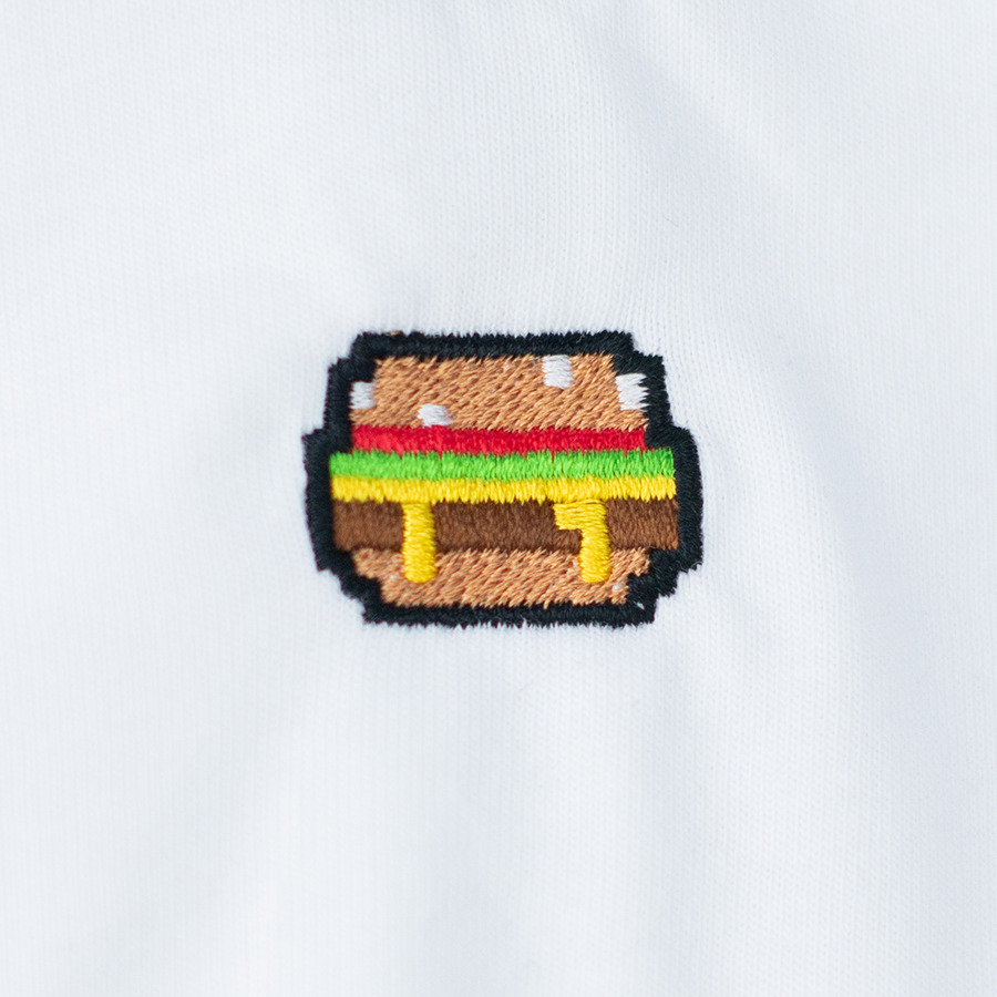 Pixel Burger – Besticktes Bio T-Shirt — Zweites Produktbild