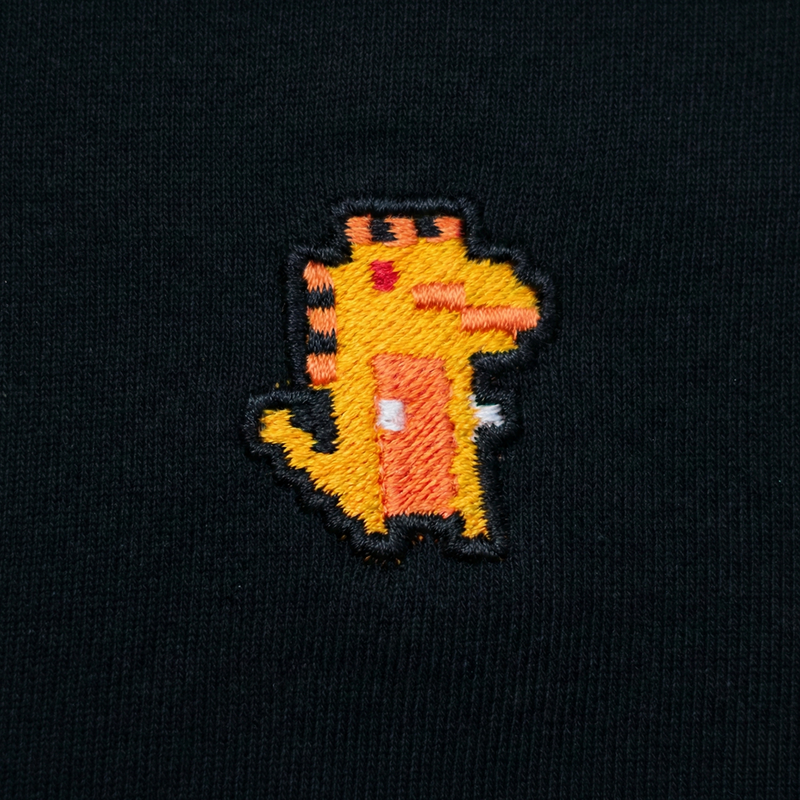 Pixel Dino Orange – Besticktes Bio T-Shirt // No. 023