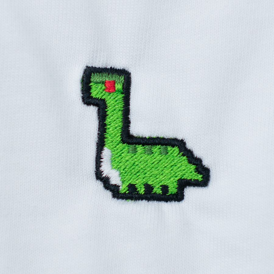 Pixel Dino – Besticktes Bio T-Shirt — Zweites Produktbild