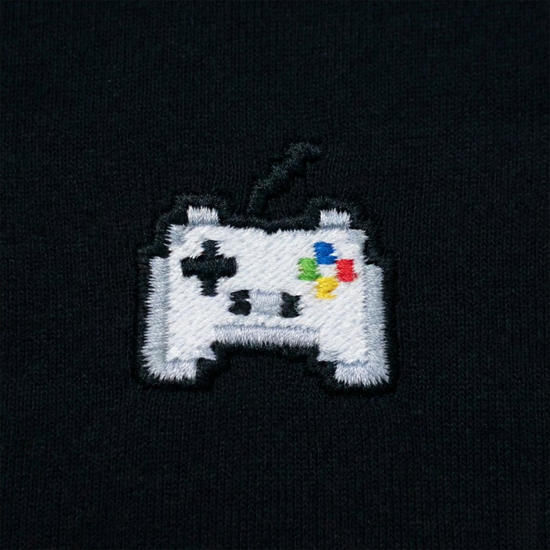 Pixel Gamepad – Besticktes Bio T-Shirt // No. 010