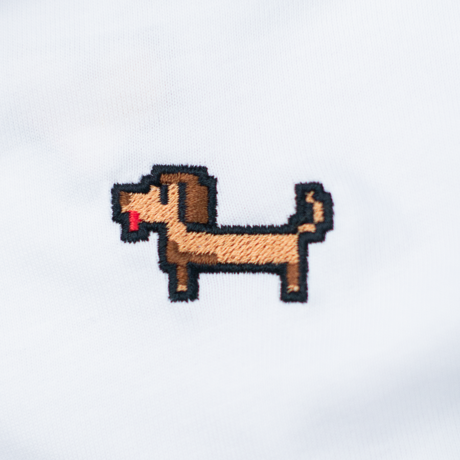 Pixel Dackel Gustl – Besticktes Bio T-Shirt — Zweites Produktbild