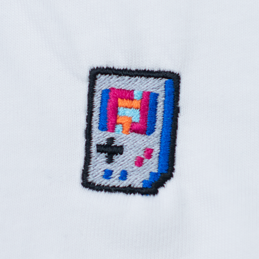 Pixel Handheld – Besticktes Bio T-Shirt — Zweites Produktbild