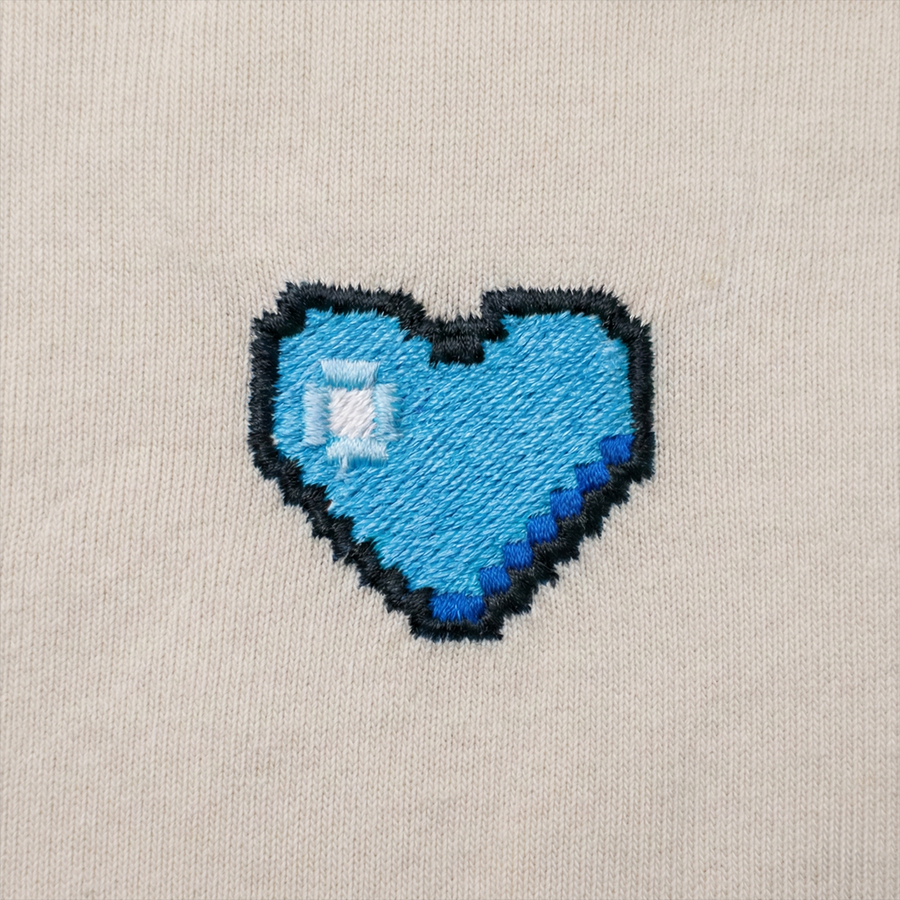 Pixel Herz Blau – Bestickter Bio Hoodie — Zweites Produktbild