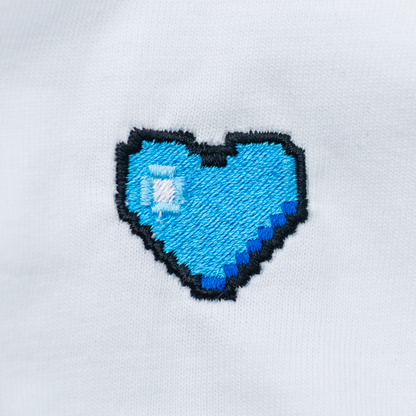 Pixel Herz Blau – Besticktes Bio T-Shirt // No. 005