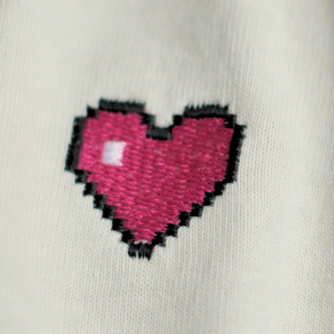 T-Shirt mit rotem Pixel-Herz