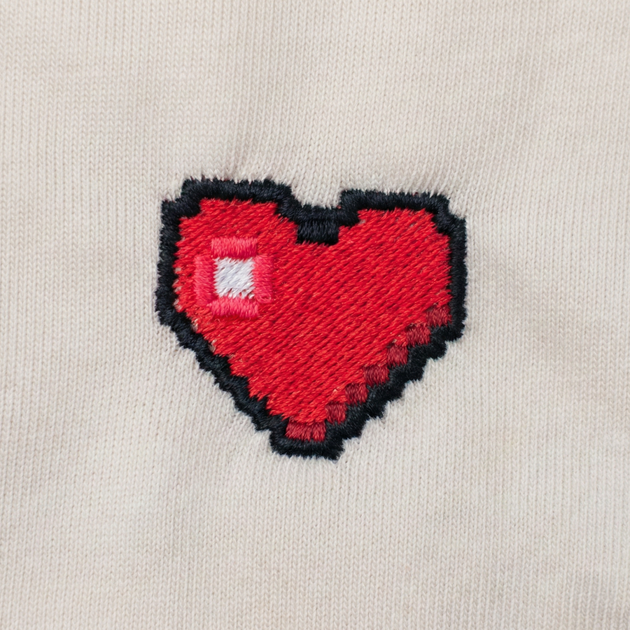 Pixel Herz – Bestickter Bio Hoodie — Zweites Produktbild