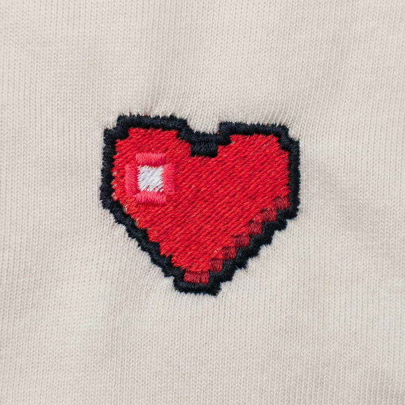 Pixel Herz – Bestickter Bio Hoodie // No. 005