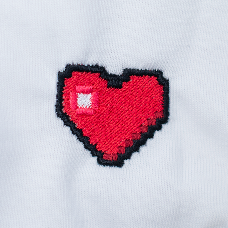 Pixel Herz – Besticktes Bio T-Shirt — Zweites Produktbild