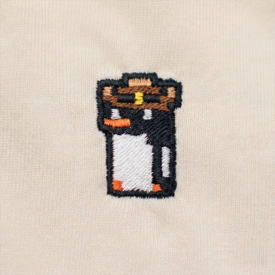 Pixel Pinguin Mit Cowboyhut – Besticktes Bio Oversized T-Shirt — Zweites Produktbild