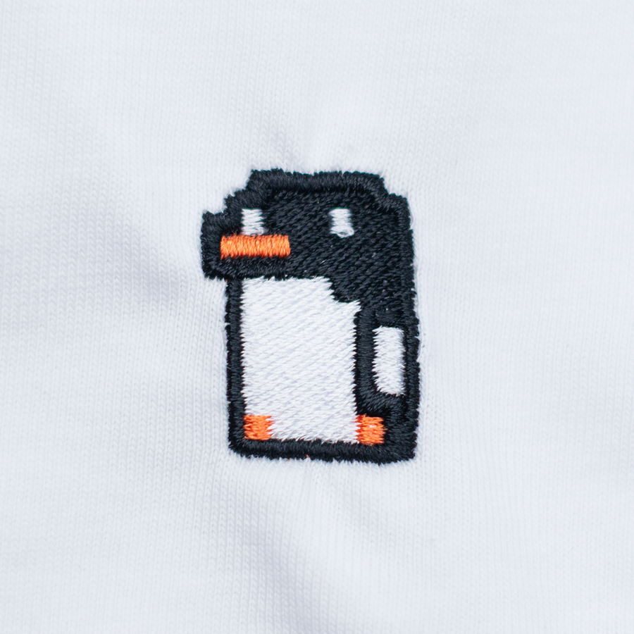 Pixel Pinguin – Besticktes Bio T-Shirt — Zweites Produktbild