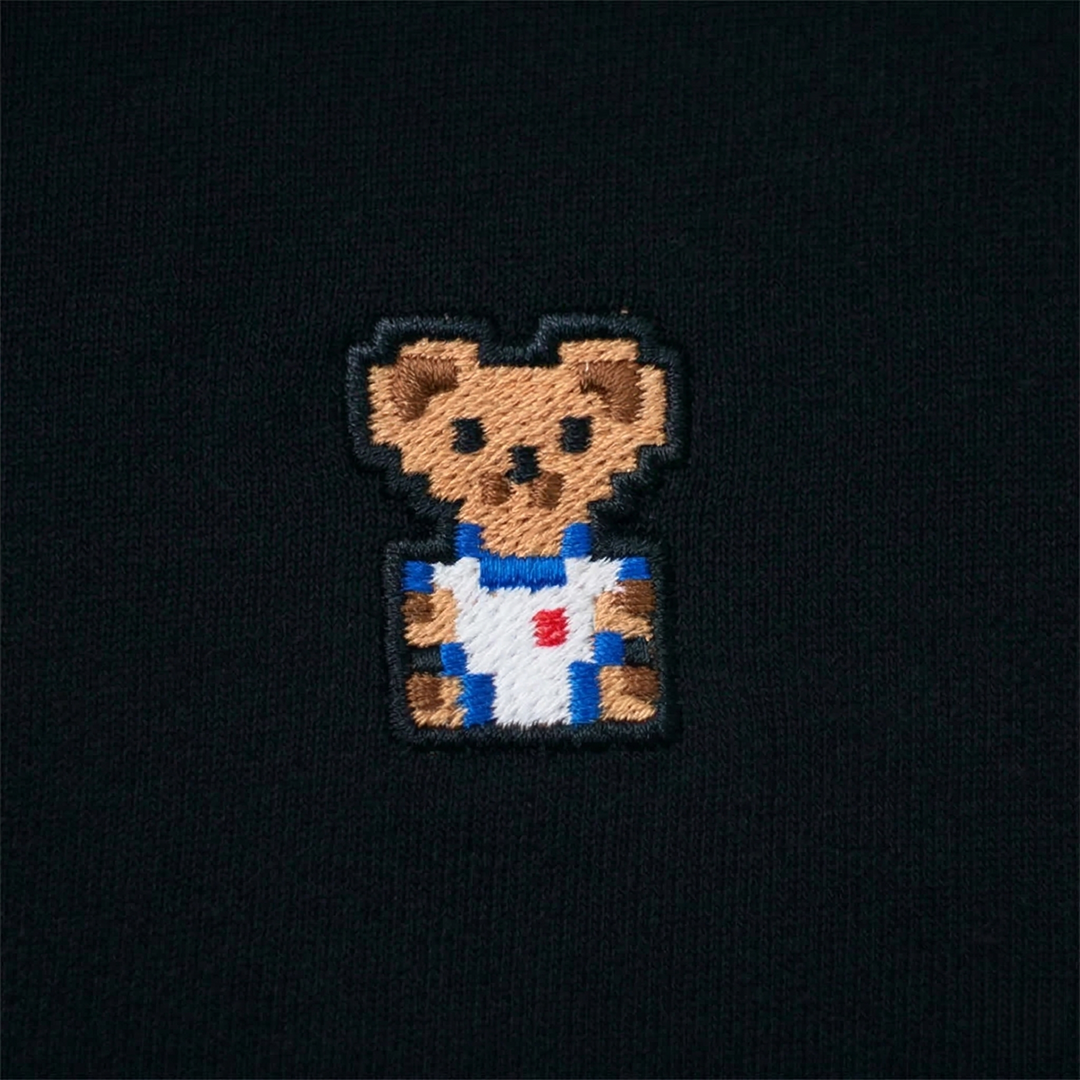 Pixel Bär "Zuffi" – Bestickter Bio Hoodie · Schwarz · Stick-Close-up
