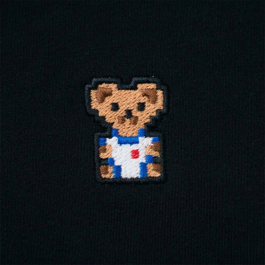Pixel Bär "Zuffi" – Bestickter Bio Pullover · Schwarz · Stick-Close-up