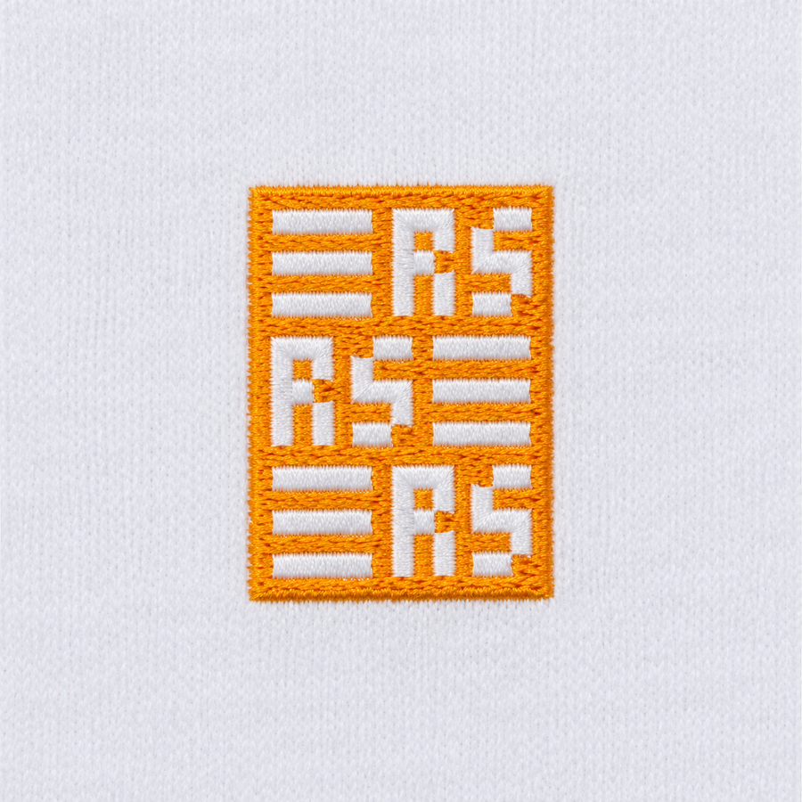 RS Monogram – Besticktes Bio T-Shirt · Weiß · Generiertes Stickdetail