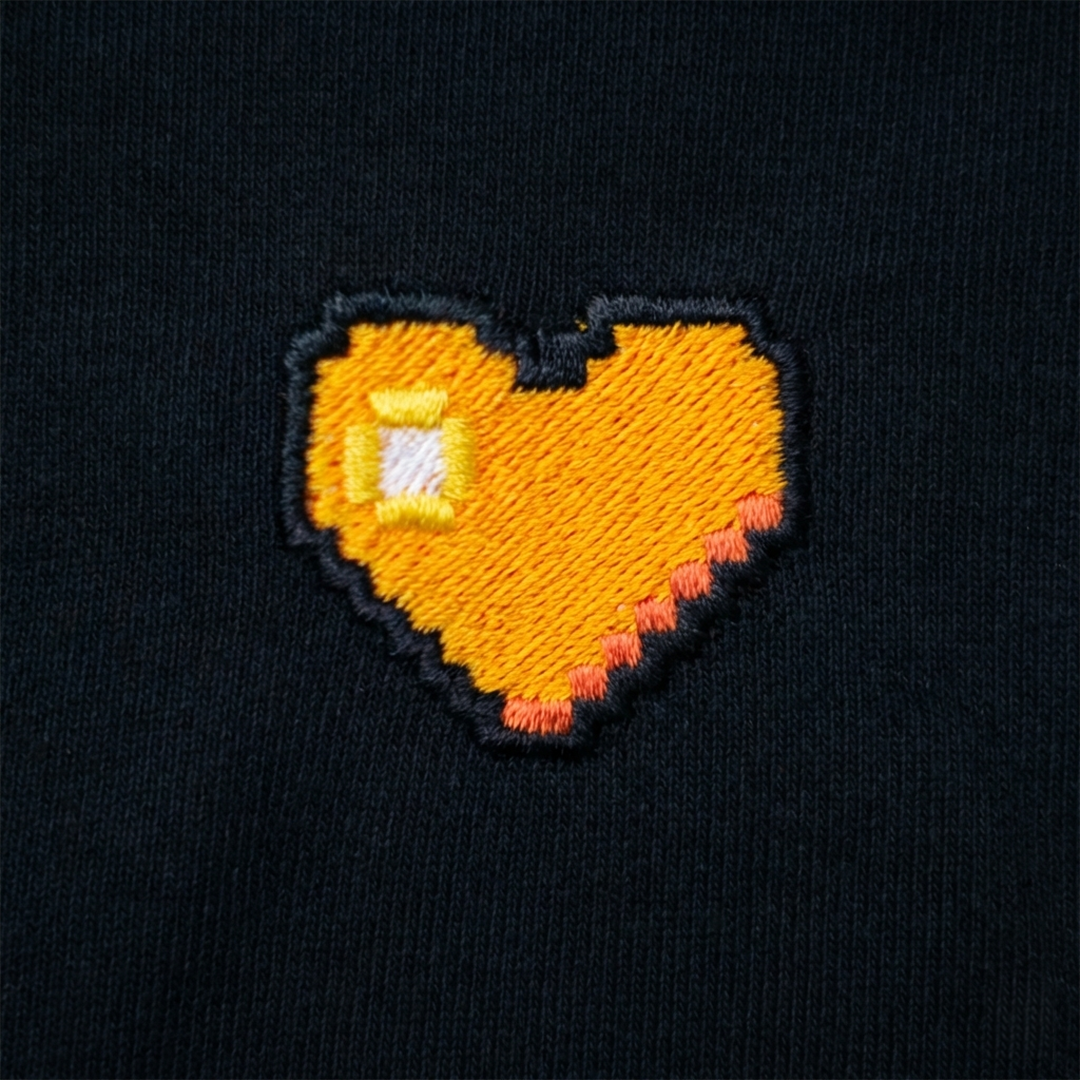Pixel Herz Orange – Besticktes Bio T-Shirt · Schwarz · Stick-Close-up