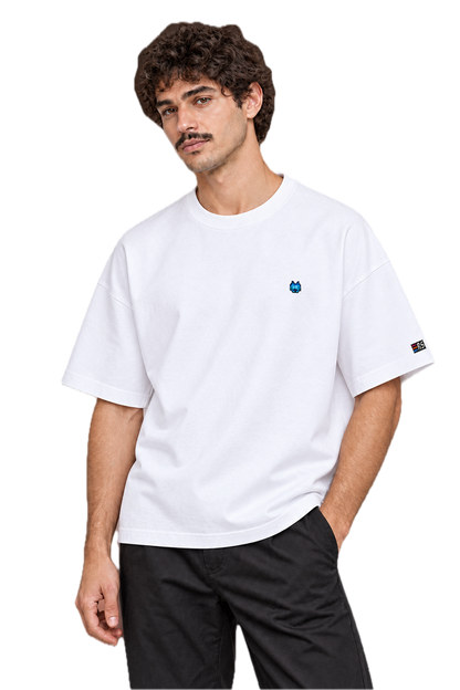 Pixel Alien Blau – Besticktes Bio Oversized T-Shirt · Weiß · Model · Mann