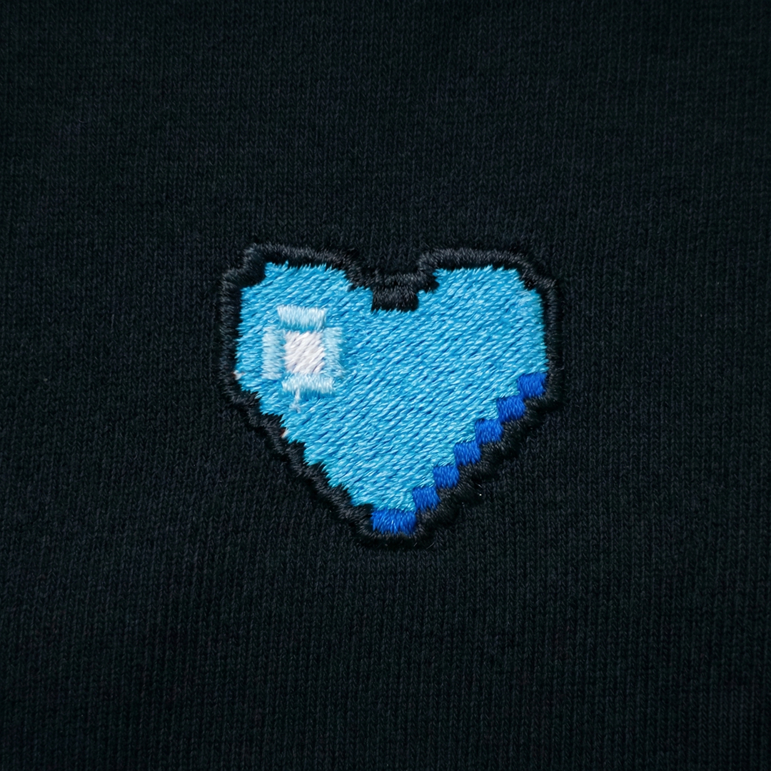 Pixel Herz Blau – Bestickter Bio Hoodie · Schwarz · Stick-Close-up