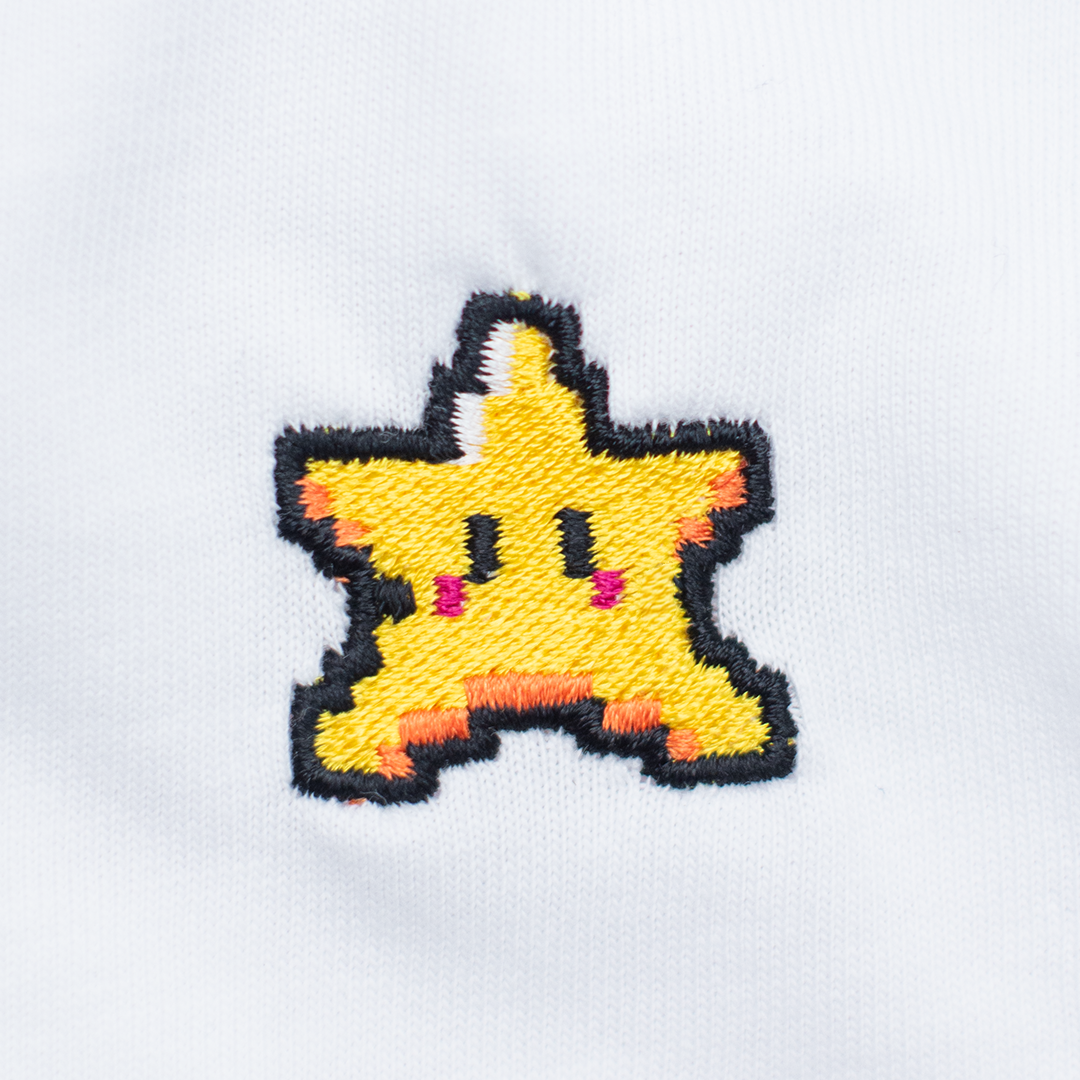 Pixel Stern – Besticktes Bio T-Shirt · Weiß · Stick-Close-up