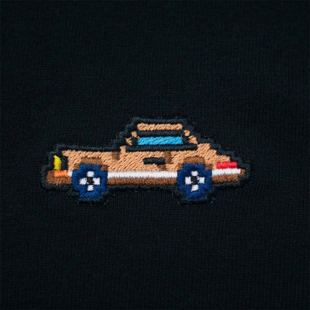 Pixel Sportwagen braun – Besticktes Bio T-Shirt · Schwarz · Stick-Close-up