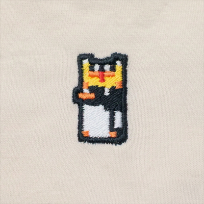 Pixel Pinguin Mit Krone – Besticktes Bio Oversized T-Shirt · Beige · Stick-Close-up