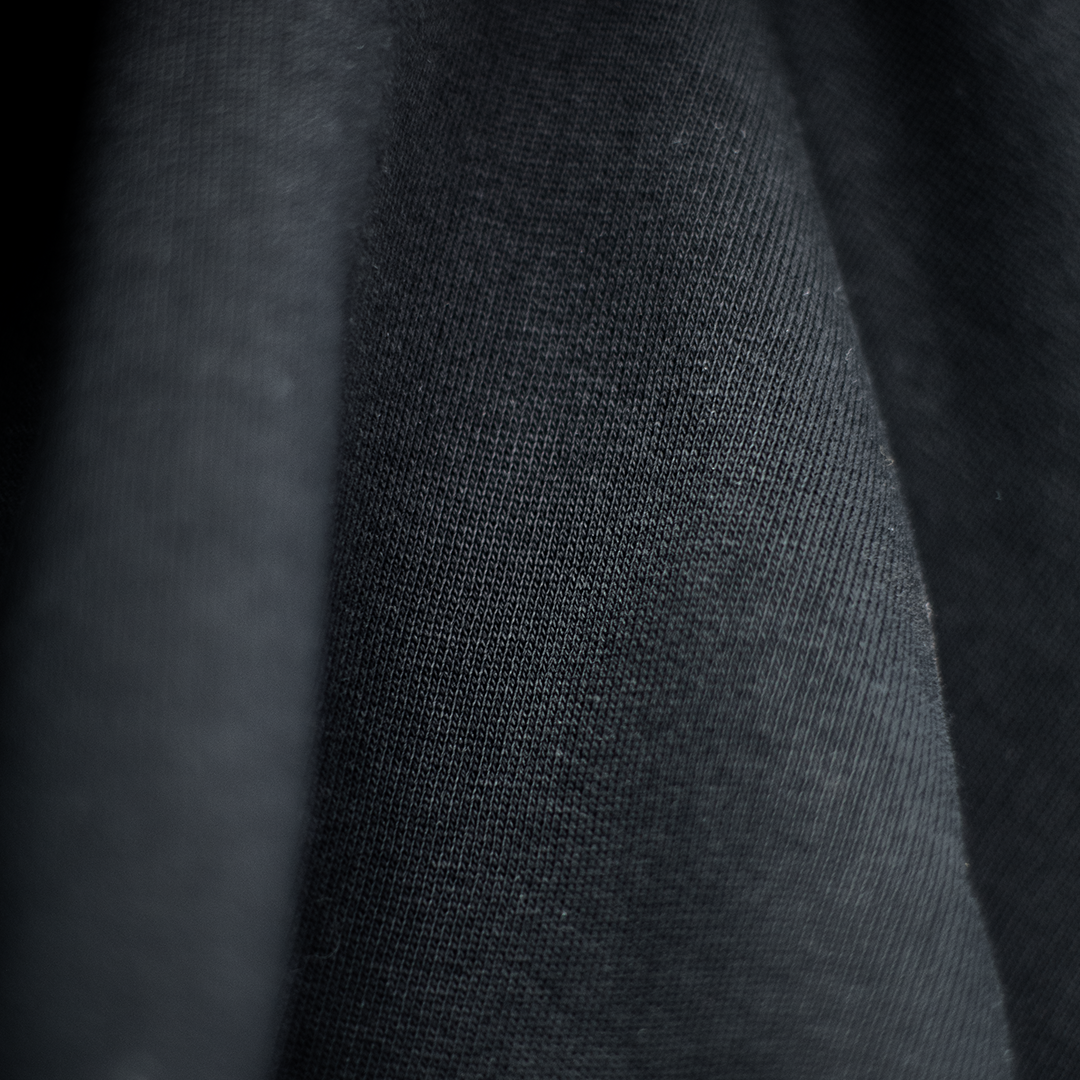 Pixel Dino Blau – Bestickter Bio Pullover · Schwarz · Stoff und Verarbeitung, Ansicht 1