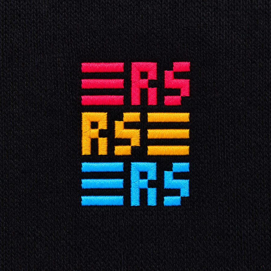 RS Monogram – Bestickter Bio Pullover · Schwarz · Generiertes Stickdetail