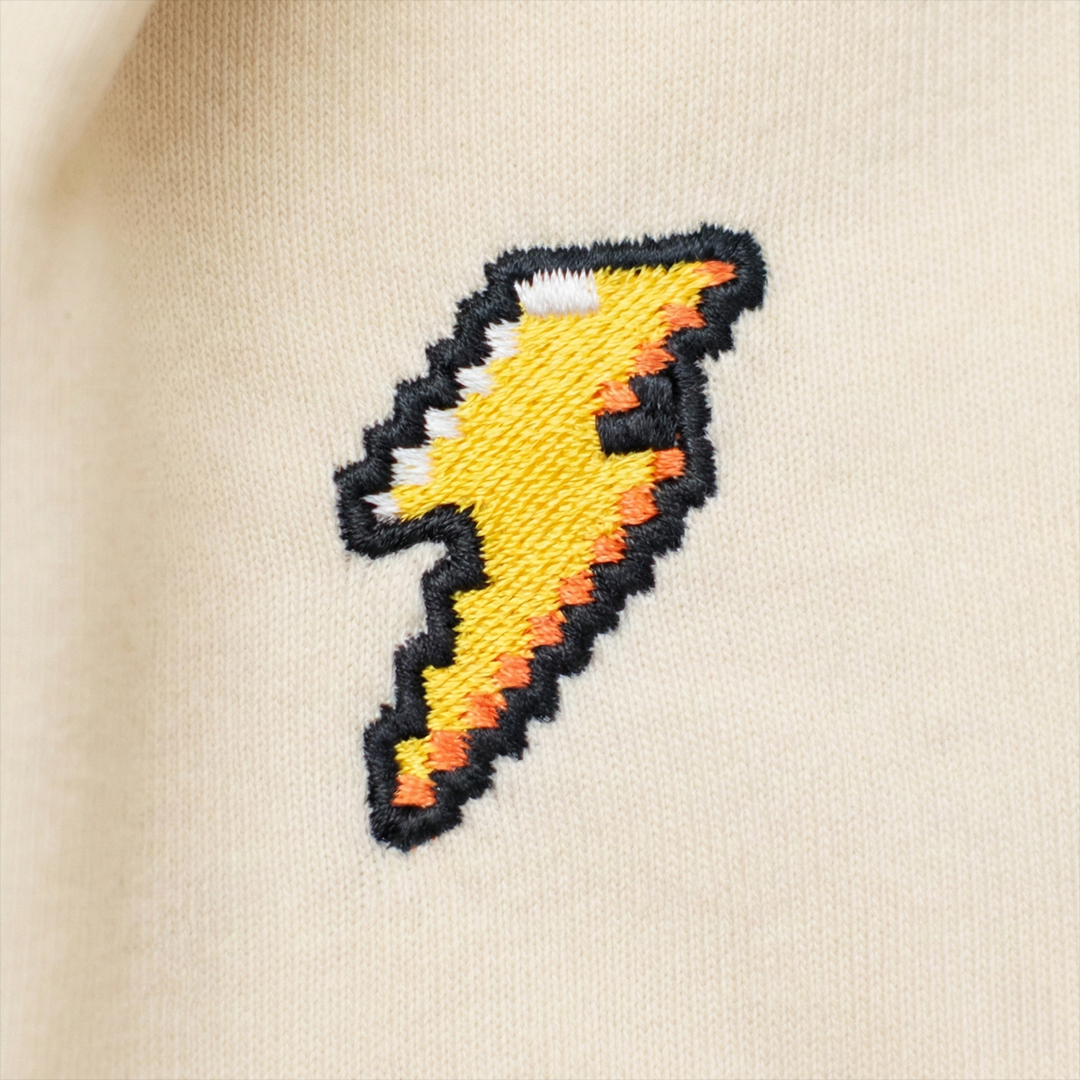 Pixel Blitz – Bestickter Bio Pullover Beige · Standard · Stick-Close-up
