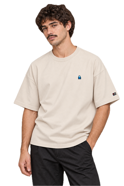 Pixel Krake – Besticktes Bio Oversized T-Shirt · Beige · Model · Mann