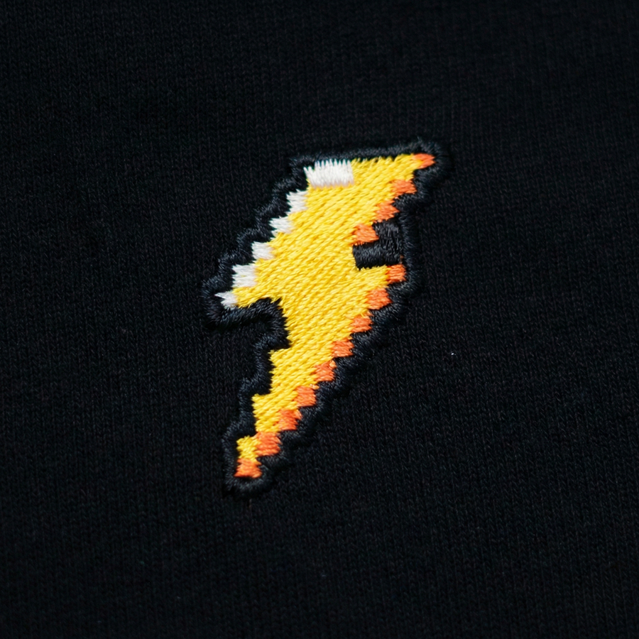 Pixel Blitz – Bestickter Bio Pullover Schwarz · Schwarz · Stick-Close-up