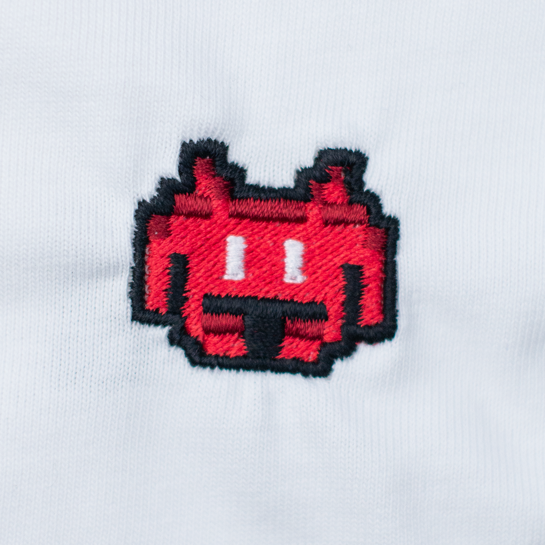 Pixel Alien Rot – Besticktes Bio T-Shirt · Weiß · Stick-Close-up