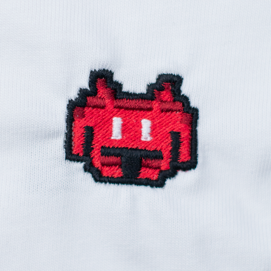 Pixel Alien Rot – Besticktes Bio T-Shirt · Weiß · Stick-Close-up
