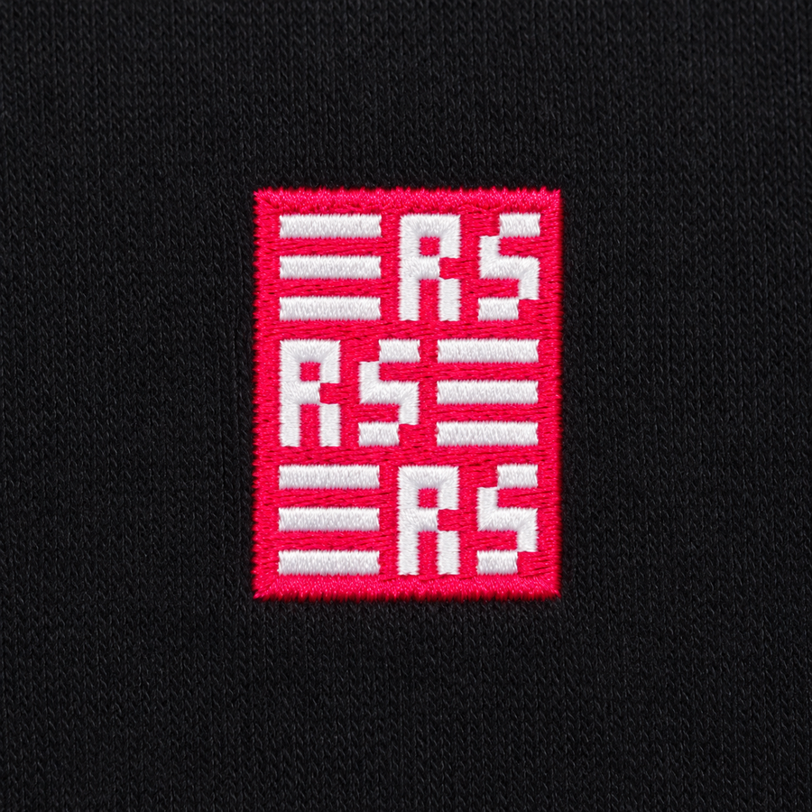 RS Monogram – Besticktes Bio T-Shirt · Schwarz · Generiertes Stickdetail