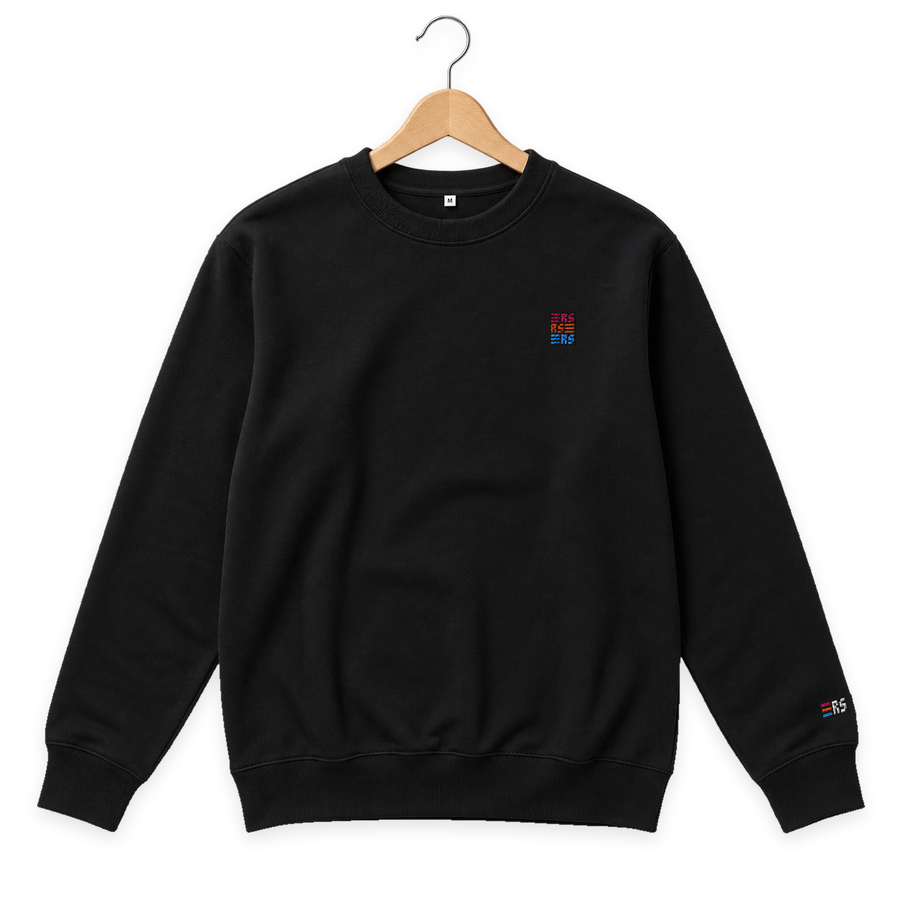 RS Monogram – Bestickter Bio Pullover · Schwarz · Bügel A