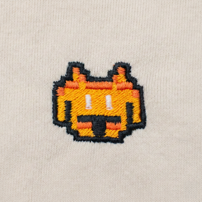 Pixel Alien Orange – Bestickter Bio Pullover · Beige · Stick-Close-up