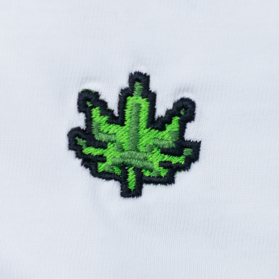 Pixel Cannabis – Besticktes Bio T-Shirt · Weiß · Stick-Close-up