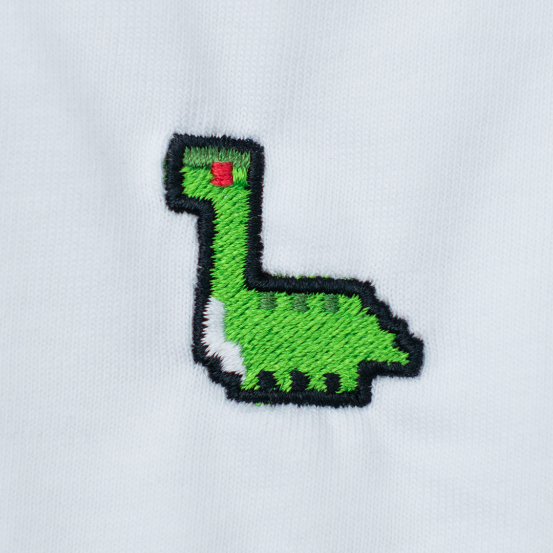 Pixel Dino – Besticktes Bio T-Shirt · Weiß · Stick-Close-up