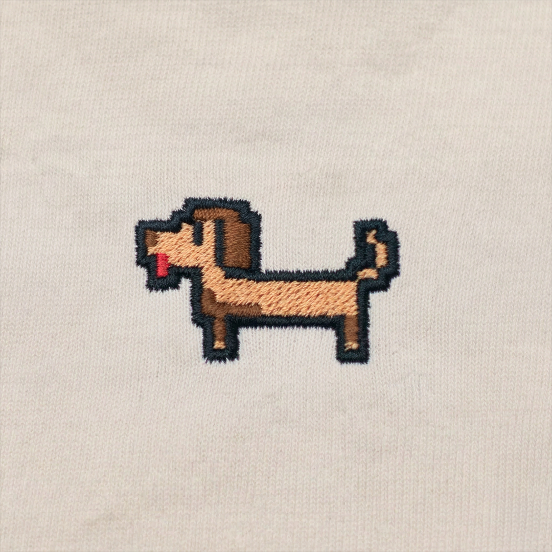 Pixel Dackel Gustl – Besticktes Bio Oversized T-Shirt · Beige · Stick-Close-up