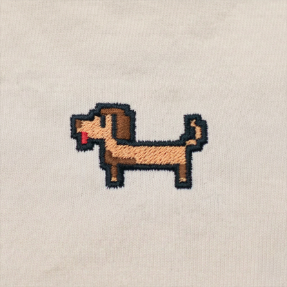 Pixel Dackel Gustl – Besticktes Bio Oversized T-Shirt · Beige · Stick-Close-up