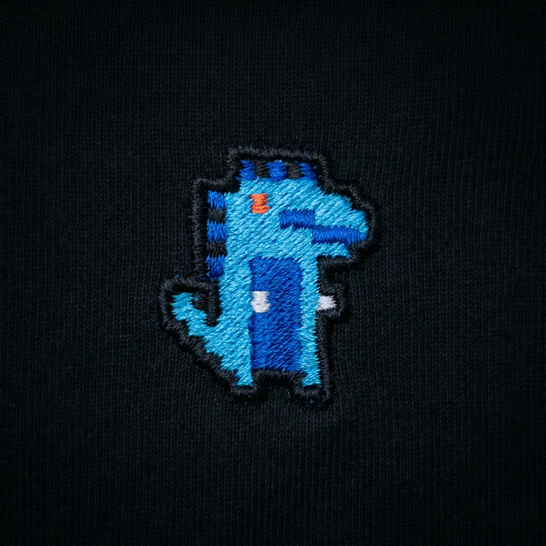 Pixel Dino Blau – Bestickter Bio Pullover · Schwarz · Stick-Close-up