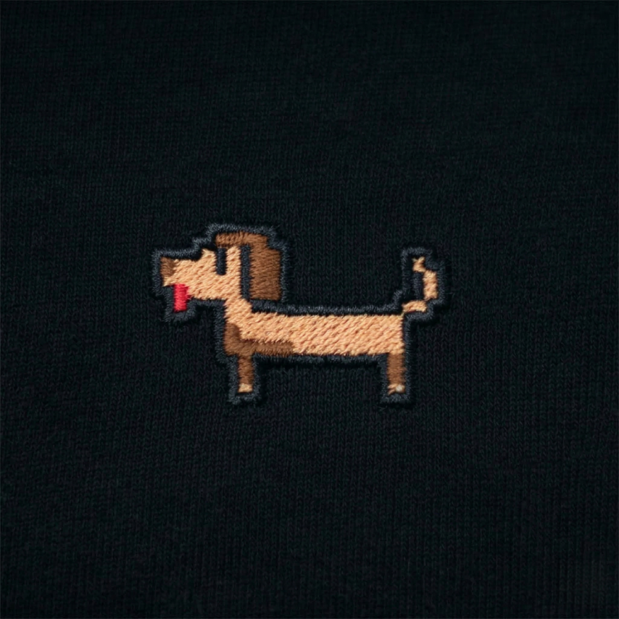 Pixel Dackel Gustl – Bestickter Bio Pullover · Schwarz · Stick-Close-up