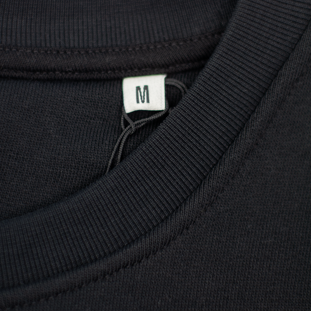 Pixel Geist – Bestickter Bio Pullover · Schwarz · Stoff und Verarbeitung, Ansicht 2