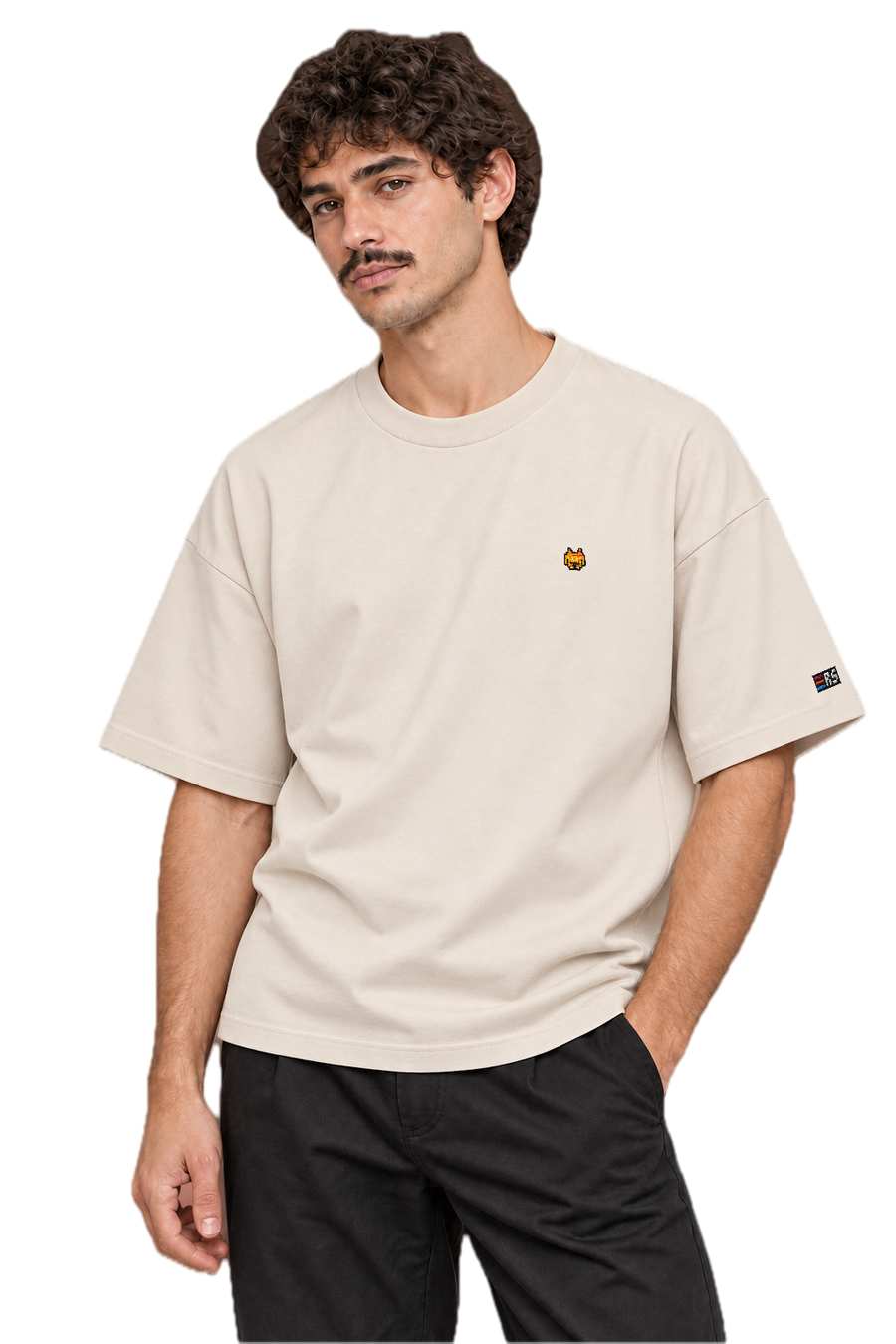 Pixel Alien Orange – Besticktes Bio Oversized T-Shirt · Beige · Model · Mann