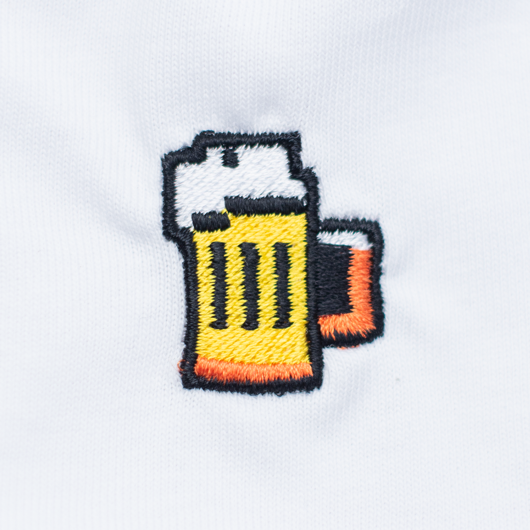 Pixel Bier – Besticktes Bio T-Shirt · Weiß · Stick-Close-up