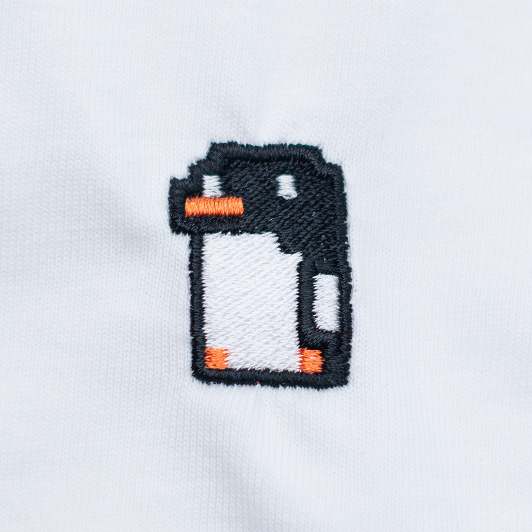 Pixel Pinguin – Besticktes Bio T-Shirt · Weiß · Stick-Close-up