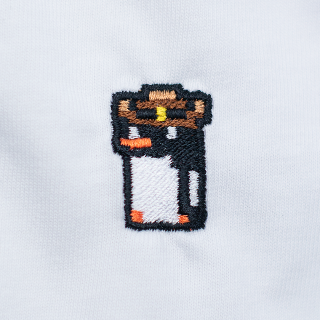 Pixel Pinguin Mit Cowboyhut – Besticktes Bio T-Shirt · Weiß · Stick-Close-up