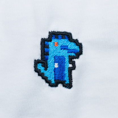 Pixel Dino Blau – Besticktes Bio Oversized T-Shirt · Weiß · Stick-Close-up