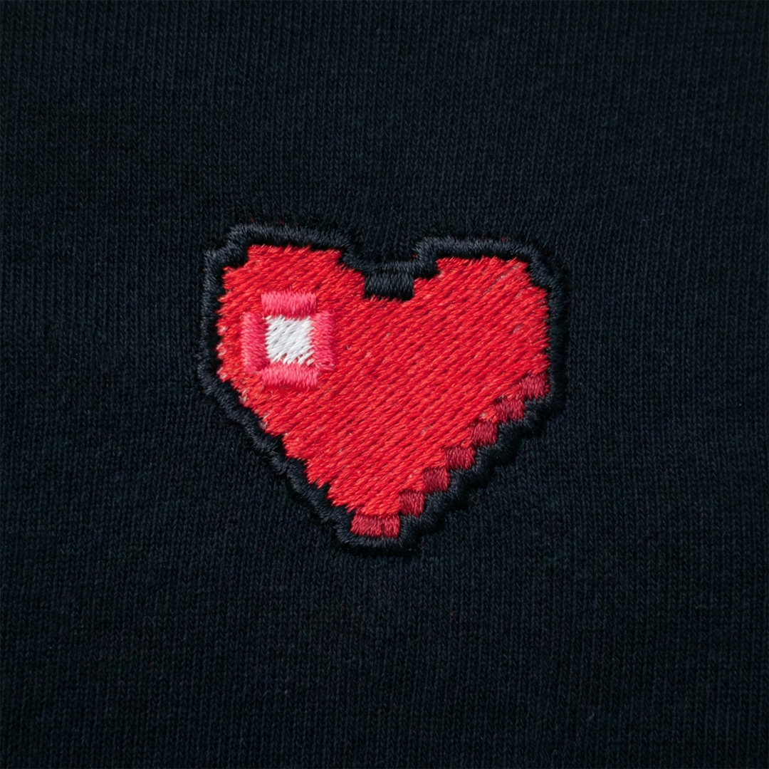 Pixel Herz – Bestickter Bio Hoodie · Schwarz · Stick-Close-up